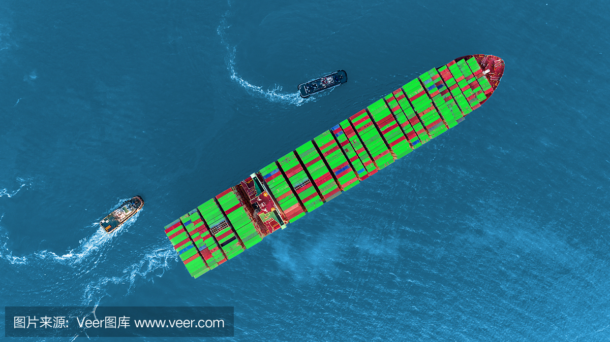 鸟瞰图集装箱船和拖船在海上进出口,航运或运输的概念背景。