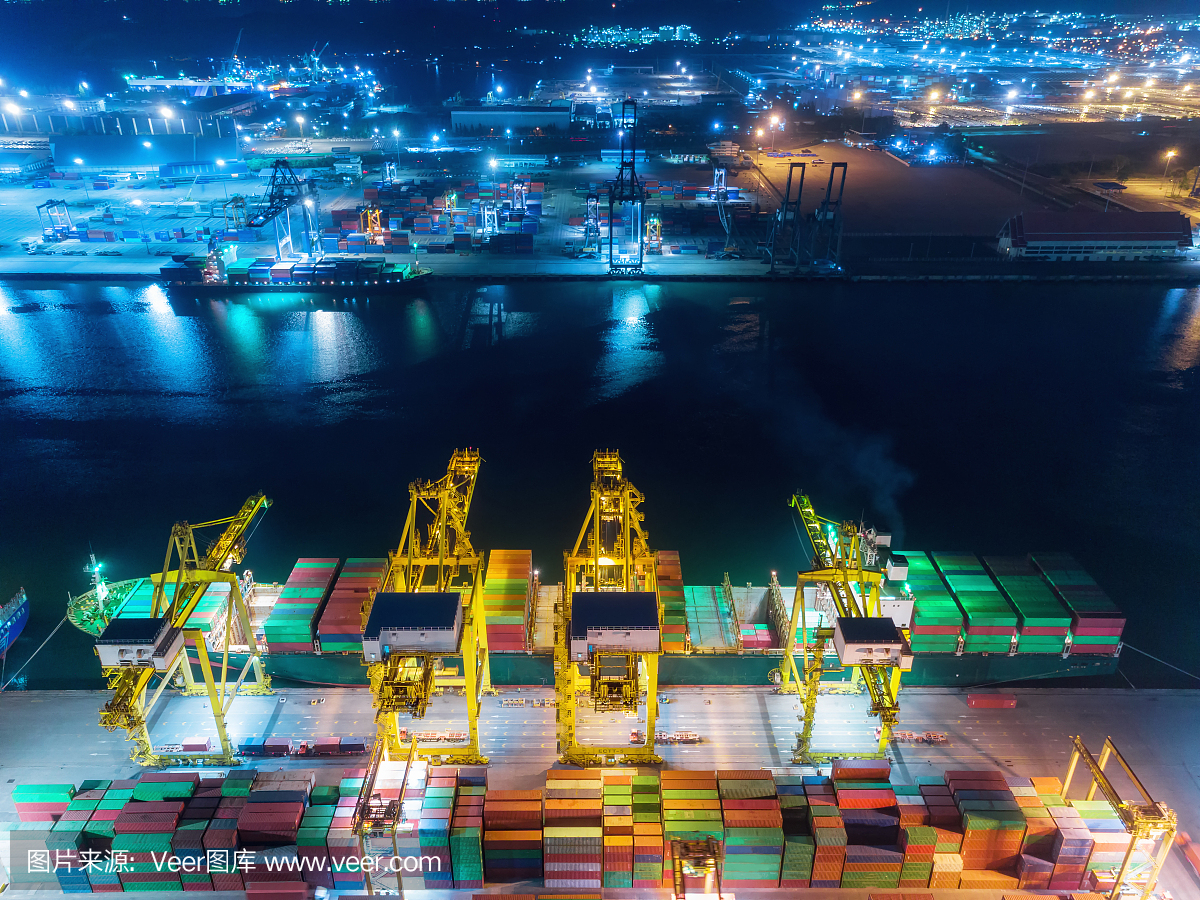 鸟瞰图集装箱船在海港和工作起重机桥装载集装箱进出口,航运或运输的概念背景。