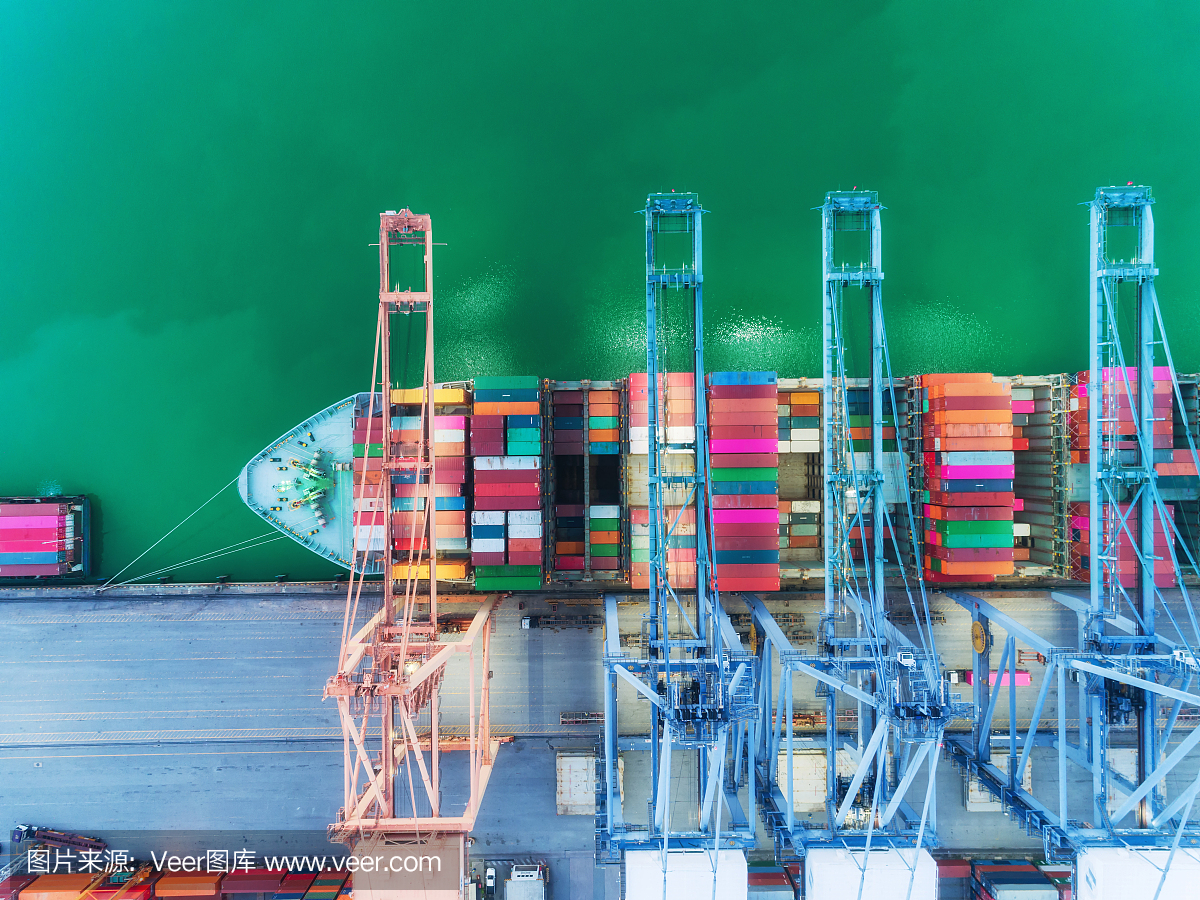 鸟瞰图集装箱船在海港和工作起重机桥装载集装箱进出口,航运或运输的概念背景。